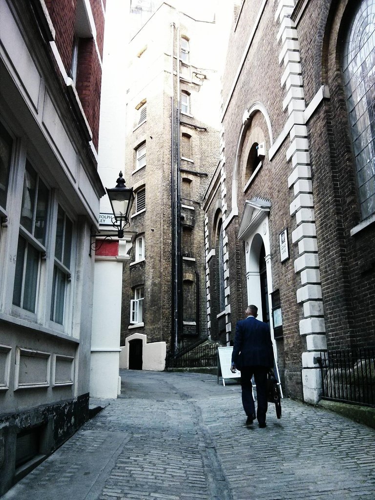 citylandscapes:  London Alleyway Source: Triplen01 (reddit) 