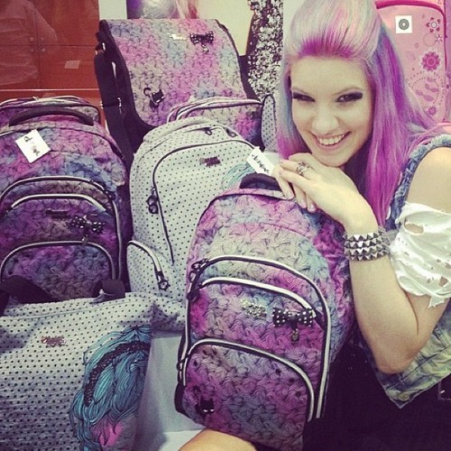 marimoon:  As mochilas estão à venda em diversas lojas! Entre elas Le Postiche