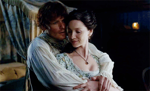 stewartandclarke: Jamie &amp; Claire + Jamie spoon hugging Claire