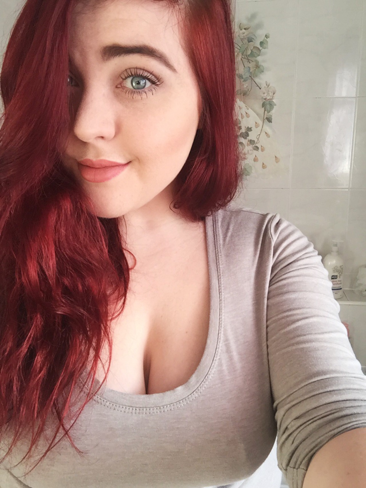 curvy-redhead:  Sunday selfie..  On a sad note, not sure I have the time to run this