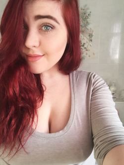 curvy-redhead:  Sunday selfie..  On a sad