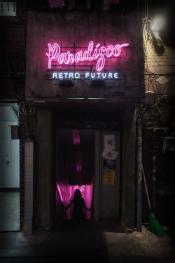 rjkoehler:Neon noir at Paradisco, Daehak-ro.