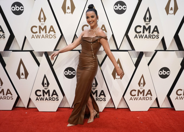 katyperrylegion:Katy Perry at the 55th annual CMA Awards in Nashville, Tennessee. 🖤 