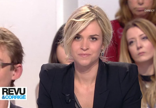 Julia Sieger sexy et craquante nous fait fondre de sa chaude presence sur France 24 - Photo 008