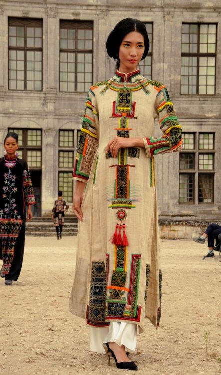 Vietnamese designer Minh Hanh, Phoenix Flying to the Sun collection, Chambord Castle, 2013