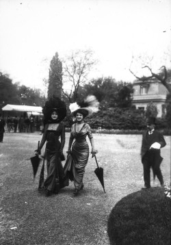 feuille-d-automne:  Longchamp, 10 mai 1908  Via Gallica.bnf 