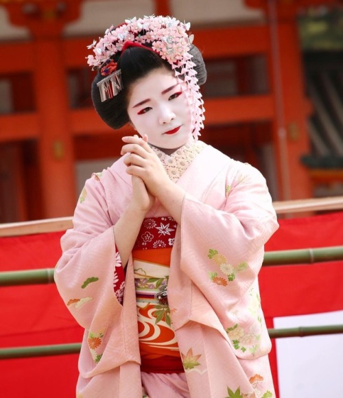 April 2018: maiko Ryouma dancing at the Heian Shrine by wataame3802 on InstagramNew blog is up! Visi