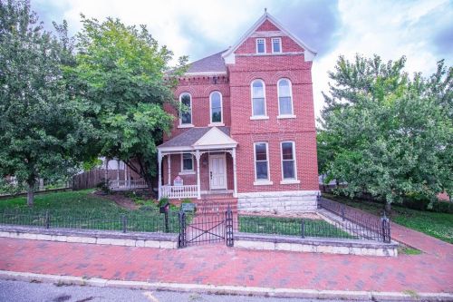 $350,000/2 br/2465 sq ft Fayette, MObuilt in 1875“WAIT until you get to picture #30!! 1875 Howard Co