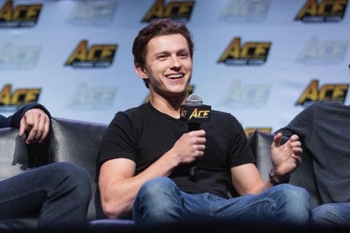 somedayholland36:New photos of Tom in the ACE Comic Con of Seattle yesterday