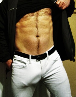 freeballdfw:  commandolover:  Hot men don’t wear undies: hot men go commando!   http://commandolover.tumblr.com/  #freeballing #gay #commando #bulge