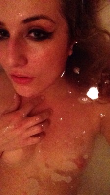 trueversace:  sending naked bath snaps to