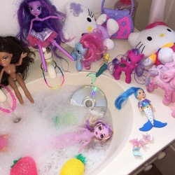 babegal-lee:  My toys are having a bubble-bath