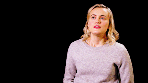 itspiperchapman:Laura Prepon and Taylor Schilling in the ’Stories of the Season’ featurette.