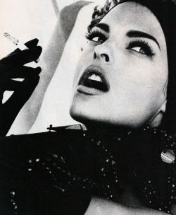 lalinda-evangelista:  Linda Evangelista by Ellen von Unwerth (1990) 