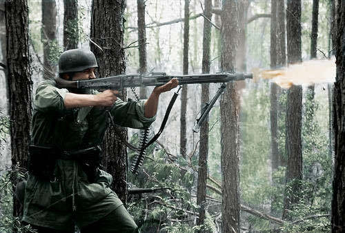 greatmilitarybattles:The German MG42 heavy machine gun was intended to replace the earlier MG34. The