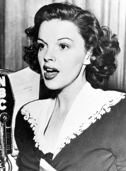 deforest:  Judy Garland, c. 1944 