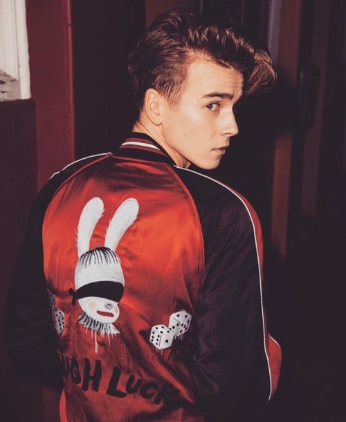 tinyjaspar:joe sugg + red