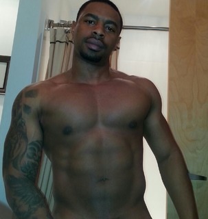 plus1please:  He is sexy