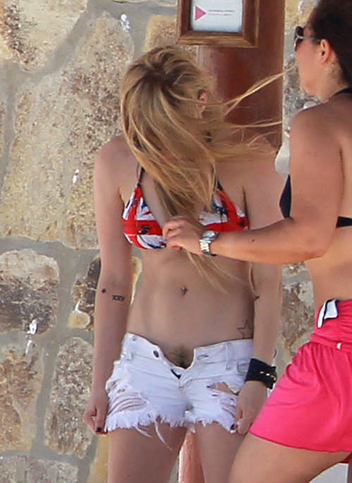 pornwhoresandcelebsluts: Avril Lavigne has a wardrobe malfunction on the beach, flashing her pubes i