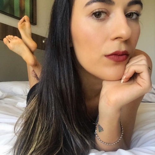 jfc223:  @alaine.crissie #pies #pied #pieds #piedini #pés #pezinhos #barefoot #feet #foot #wrinkles #yogafeet #feetlovers #footporn #feetporn # #footmodel #feetmodel #footfetishnation #footfetish #feetlovers #prettyfeet #prettytoes #footgoddess #flipflops
