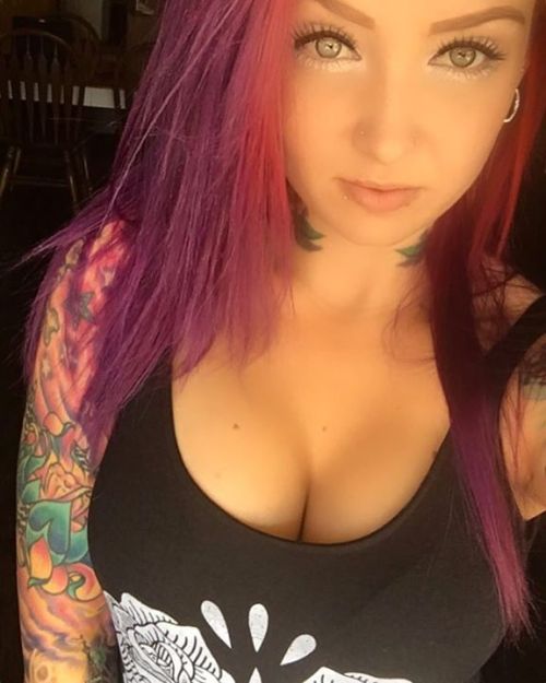 stacicastle:  Another bright, Sunday day! It’s a Monday, but whatever… Enjoy yo dang day! Haha  Shirt: @ladiesofmetal @lom_merch - grab one for yourself at LOM.merchnow.com! http://ift.tt/28ZdHho