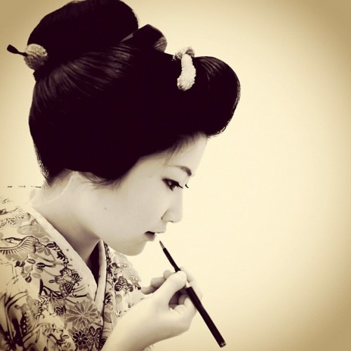 okiya: Maiko Yukino - Nagoya Geisha #maiko #geisya #japan #kimono I feel silence when touch with Jap