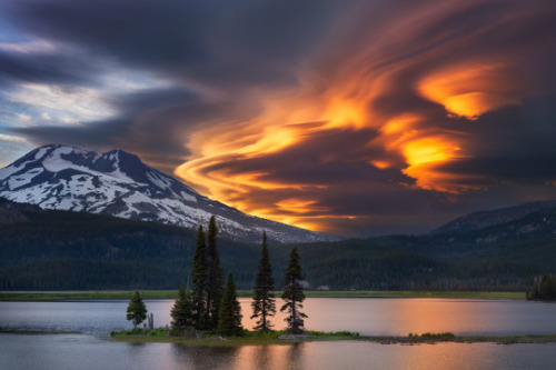nubbsgalore: as mentioned in this earlier post, lenticular clouds are typically formed near mountain
