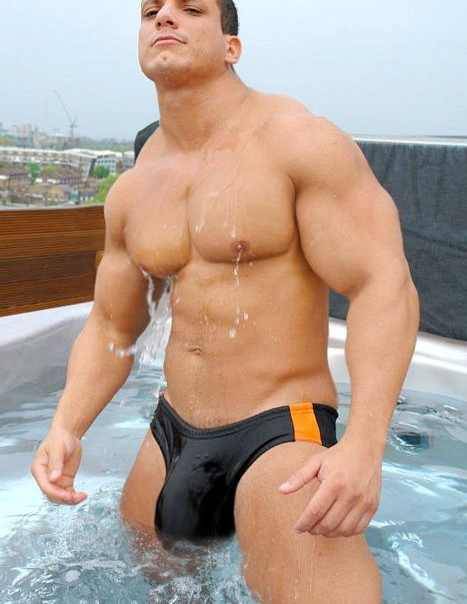 bxsexylatino:  Damn he’s fine!!!