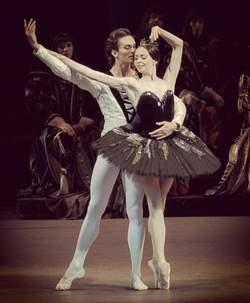 Ekaterina Krysanova and Artemy Belyakov in Bolshoi’s Swan LakePhotos via @ekaterinakrysanova_officia