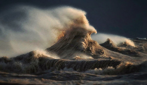 fuckyeahfluiddynamics:Photographer Dave Sandford braved the cold and turbulent waters of Lake Erie i