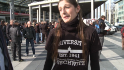 antisemitismuswatch:  Eine Teilnehmerin der rassistischen Demonstration “Hooligans gegen Salafisten” am 26. Oktober 2014 in Köln trägt ein antisemitisches T-Shirt mit der Aufschrift:  UNIVERSITY AUSCHWITZ EST. 1941 Humanity, Genetics, Ethnogency,