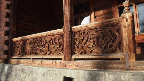 lamus-dworski:Historical wooden villas in Zakopane, Poland. Images © Jacek Proniewicz.This architecture and woodwork is known as Zakopane Style, characteristic for the region of Podhale (mountainous region in southern Poland).