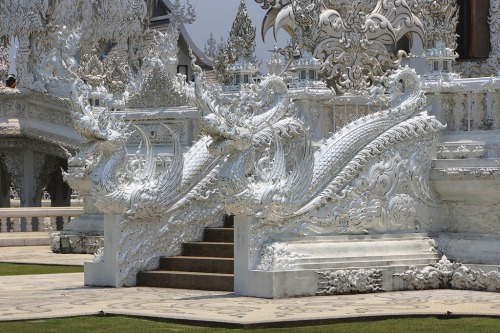 Wat Rong Khun ( White Temple ) is a contemporary unconventional Buddhist temple in Chiang Rai, Thailand. It was designed by Chalermchai Kositpipat in 1997. 