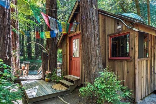 tinyhousetown:A 324 sq ft cabin for sale in Monte Rio, Callfornia   Gorgeous