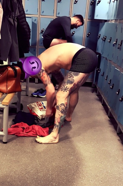 Beautiful tattoo’d lad successfully spied at the gym