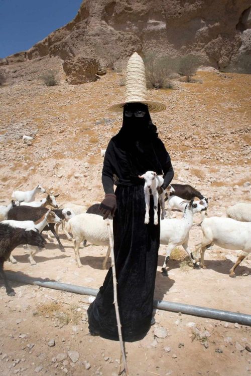 parkerandloulou: Hadramaut, Yemen, Goat Herder, photographer unknown