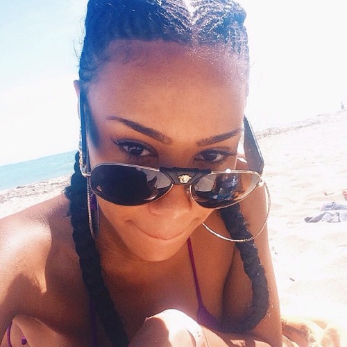 gugsiee:  Earlier at the beach like “who dat 😏”