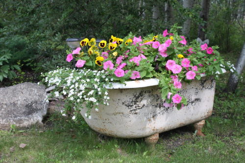 boredpanda:  15+ Ways To Recycle Your Old Furniture Into A Fairytale Garden  