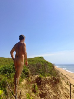 alanh-me:  71k+ follow all things gay, naturist and “eye catching”  