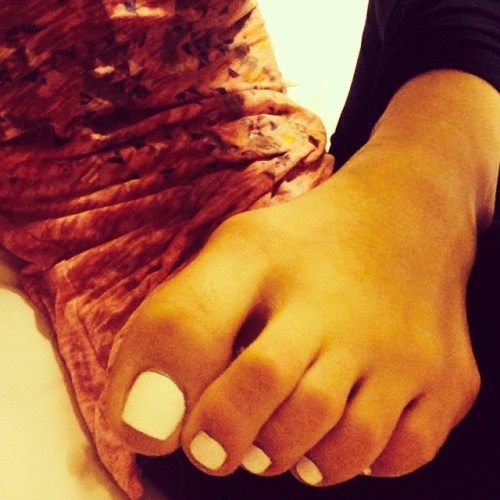 melanieteensoles: White toe nails #feet #foot #soles #toes #whitenails i like the colour.