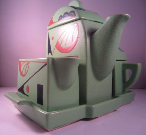 ein-bleistift-und-radiergummi: 1930s Japanese Art Deco Tea/Coffee Set. (via eBay)