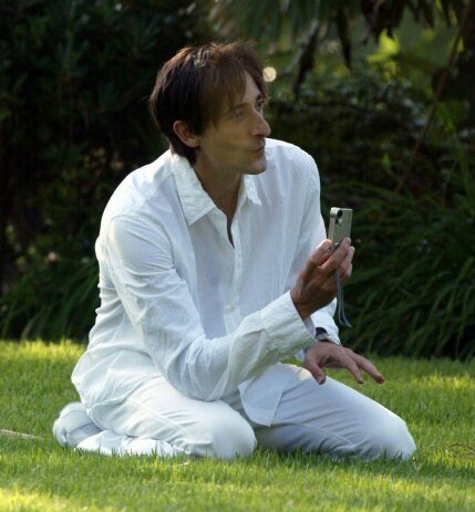 hellotailor:  relativegarnet:  Adrien Brody attempts to photograph his pet Chihuahua  morgan-leigh