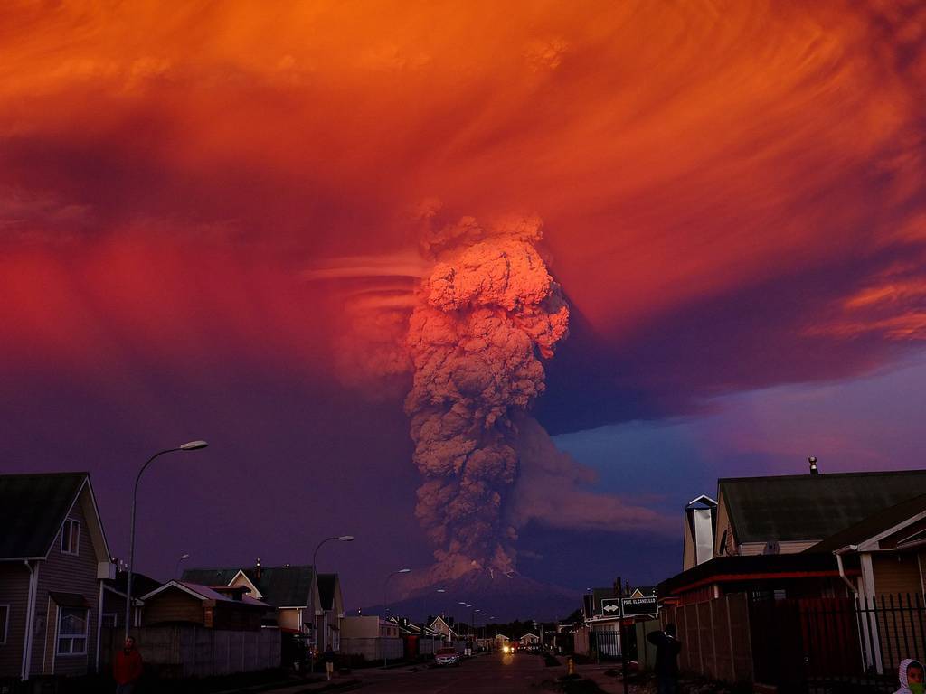 karlrincon:  Just wow!  An incredible photos of Chile’s Calbuco Volcano erupting. 