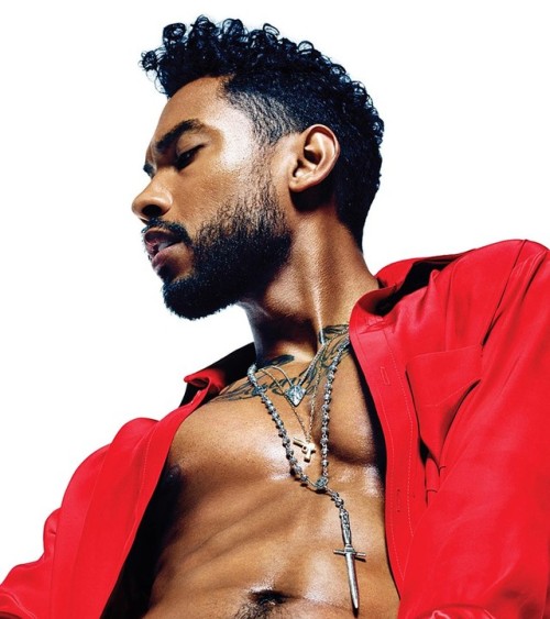 dreaminterstate:  chest + chains = a look. 