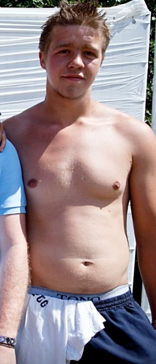 gutboy560: admirer88888: Abs are gone…beer has done wonders to his physique! Damn