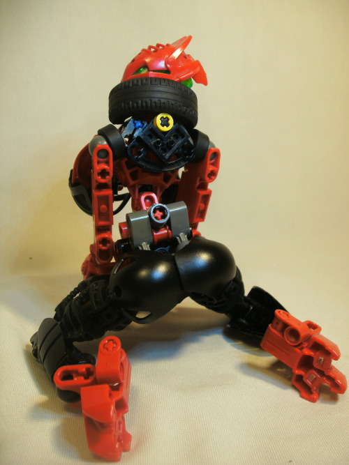 milkpunkin:  dawnofnssd:  Vier, Vier Tyrannus.  that bionicle has butt cheeks   my kind of toy~ < |D