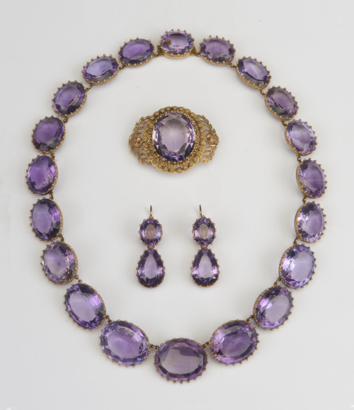 blondebrainpower:Amethyst necklace, brooch, and earrings. France, 1805-1810