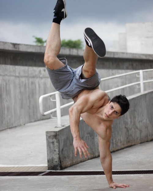 bigdicksandtightholes: brazilmen:   brazilian model Jhon Giardini brazilmenblog.blogspot.com.br nudestuds.tumblr.com   😍😍 