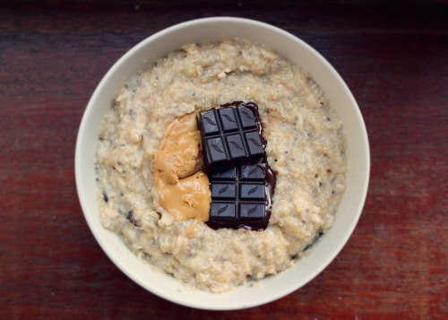 thefreevegan:  Oatmeal with quinoa flakes and raisins, topped with dark chocolate and peanut butter