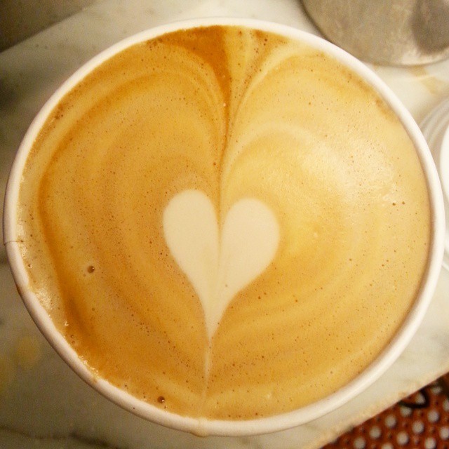 Dulce de leche latte (AKA Mocha Leche) made with whole milk.  #latteart #heart #sofacafe